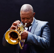 Eröffnet am 2.10. Enjoy Jazz: Hugh Masekela
