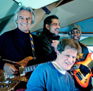 Mit Mahavishnu-Programm auf Tour: John McLaughlin & 4th Dimension