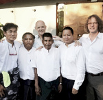 Tim Isfort & Jan Klare mit Musikern aus Myanmar