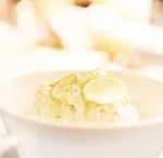 Pistazieneiscreme mit Limoncello, gehackten Pistazien und weißer Schokoladensauce